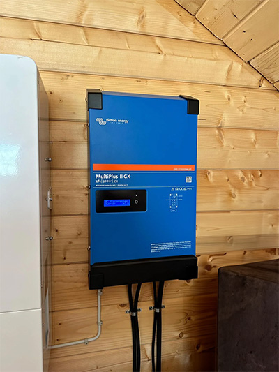 Blaucell 16kWh thuisbatterij met 1fase Victron energy MultiPlus-II 48/4k5/55 omvormer